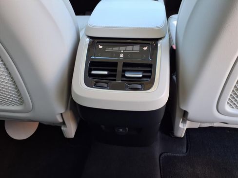 Certified 2024 Volvo XC90 B6 Plus image 17