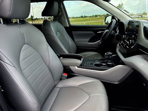 Used 2021 Toyota Highlander XLE image 25