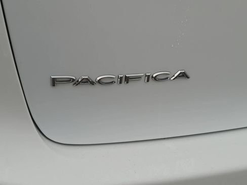 Used 2023 Chrysler Pacifica Touring-L image 15