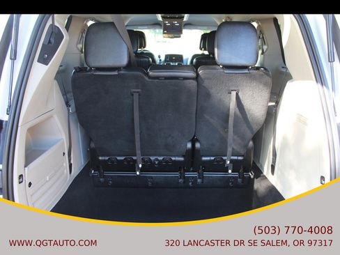 Used 2016 Chrysler Town & Country Touring w/ Driver Convenience Group image 16