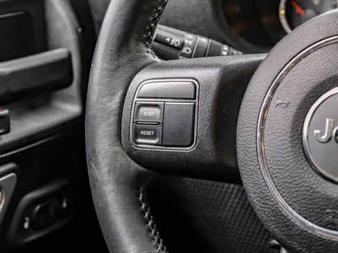 Used 2015 Jeep Wrangler Unlimited Sahara image 33