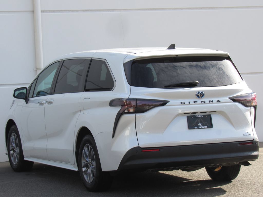 Certified 2023 Toyota Sienna XLE FWD image 5
