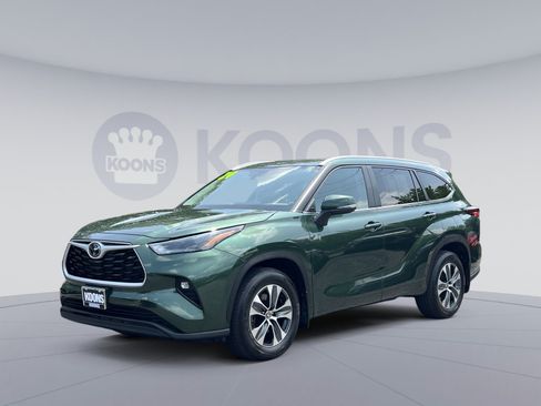 Used 2024 Toyota Highlander XLE AWD/4WD image 1