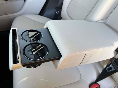 Used 2025 Mercedes-Benz GLC 300 4MATIC image 30