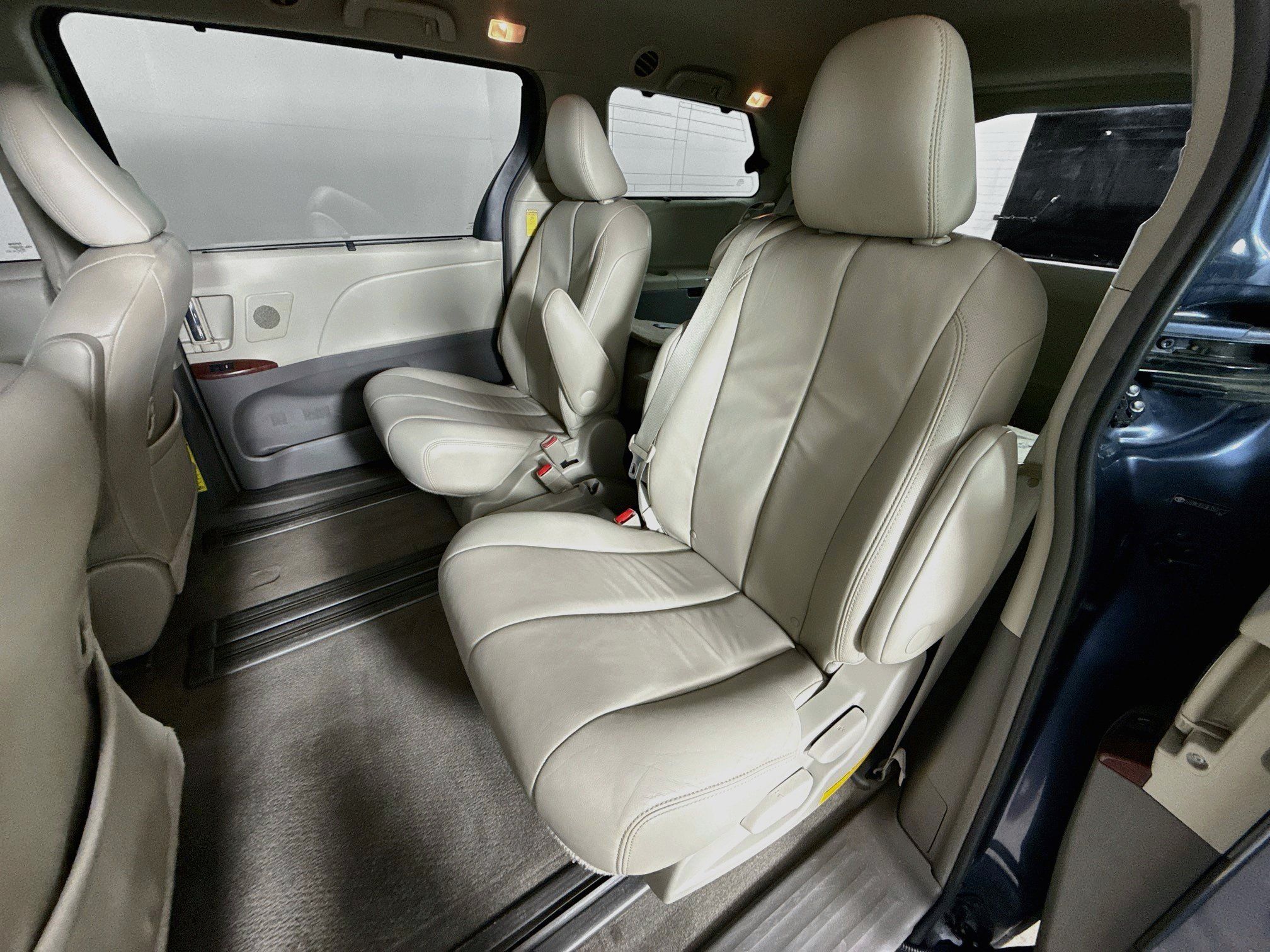 Used 2014 Toyota Sienna XLE w/ XLE Premium Package FWD image 30