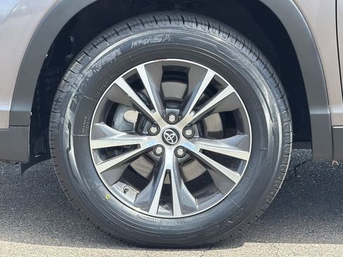 Used 2019 Toyota Highlander Plus w/ Carpet Mat Package (TMS) FWD image 30