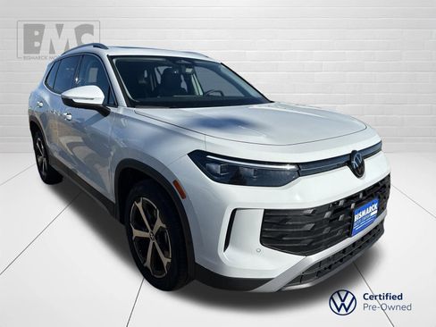 Certified 2025 Volkswagen Tiguan SE image 2