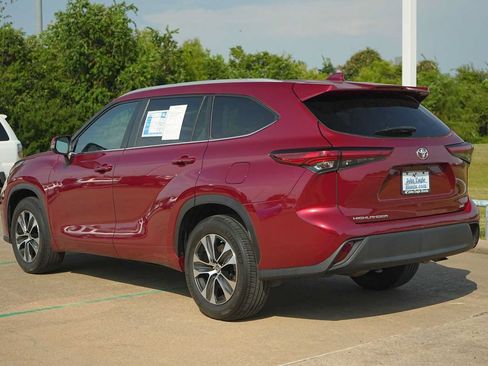 Used 2023 Toyota Highlander XLE FWD image 4