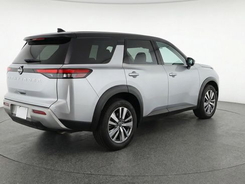 Used 2025 Nissan Pathfinder SV image 9