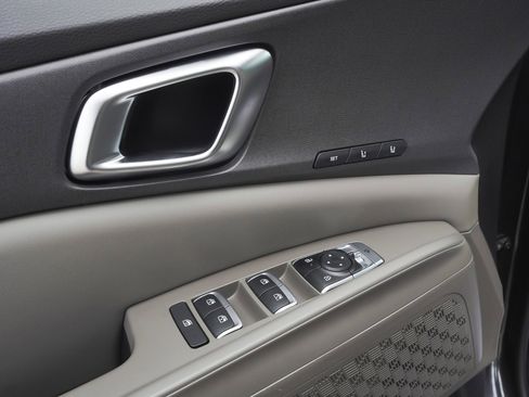 Used 2025 Kia Carnival EX image 10