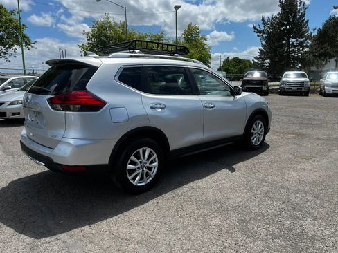 Used 2017 Nissan Rogue SV FWD image 3