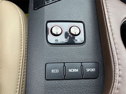 Used 2018 Toyota Avalon XLE image 39