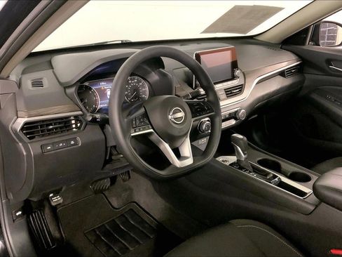 Used 2025 Nissan Altima 2.5 SV FWD image 14