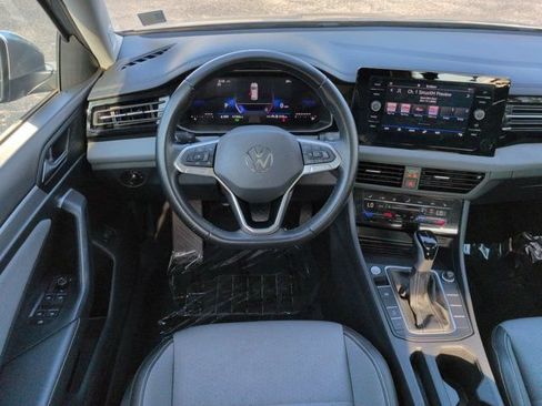 Used 2025 Volkswagen Jetta SE FWD image 14