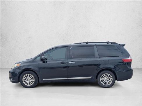 Used 2017 Toyota Sienna XLE w/ XLE Navigation Package FWD image 8