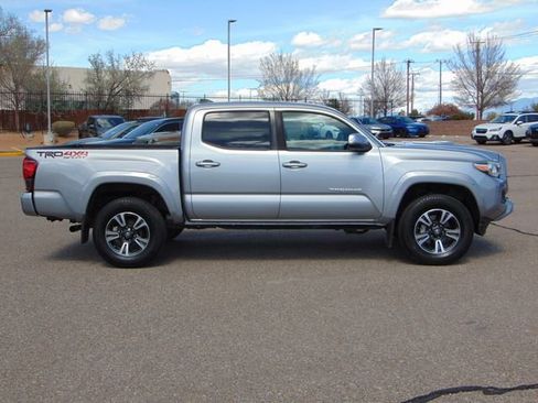 Used 2018 Toyota Tacoma TRD Sport AWD/4WD image 3