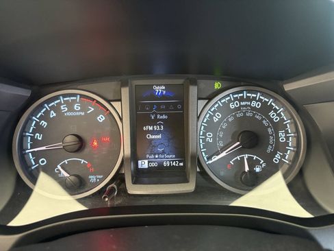 Used 2017 Toyota Tacoma TRD Sport w/ Tow Package (A/T) AWD/4WD image 14