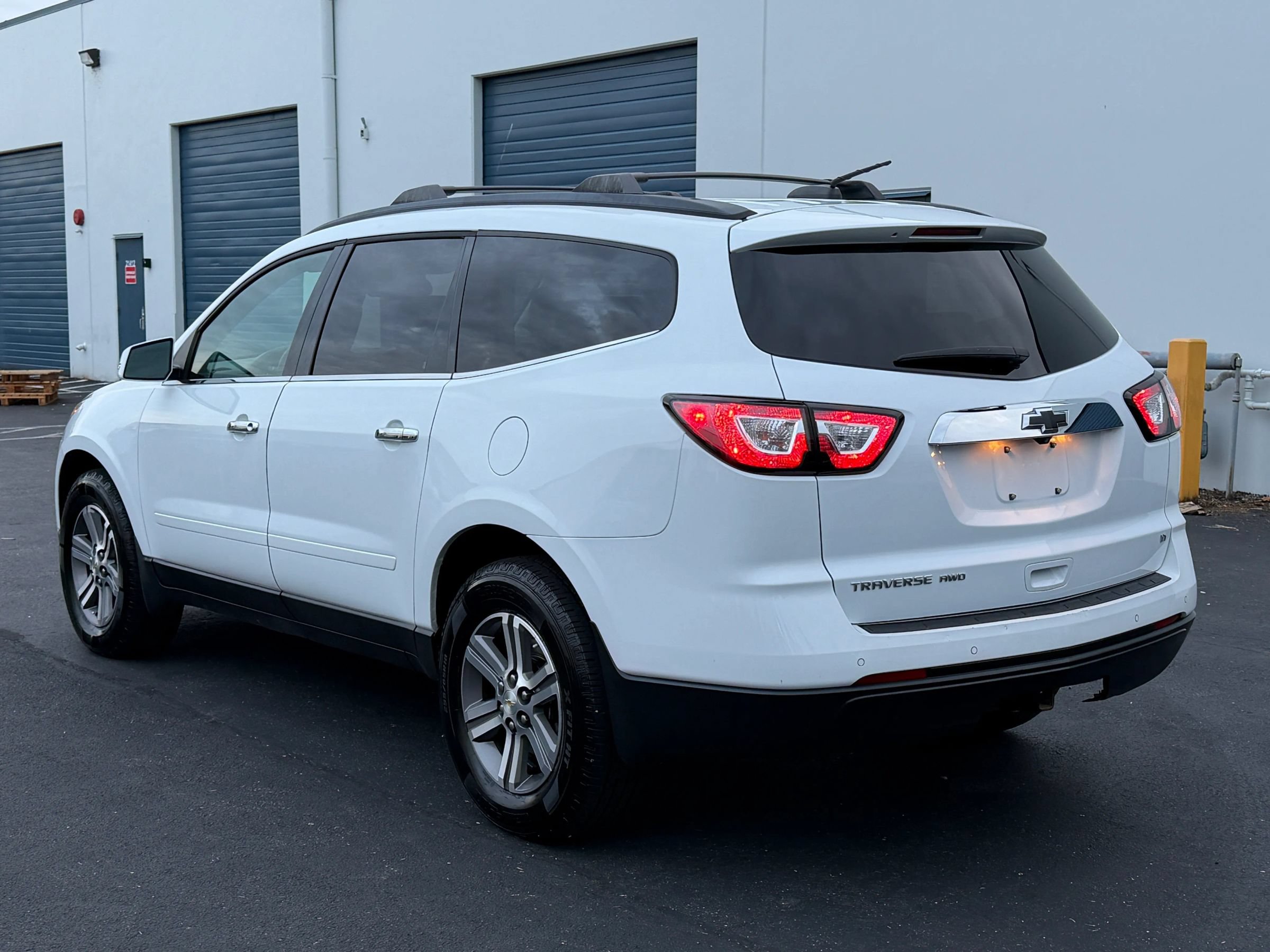 Used 2017 Chevrolet Traverse LT AWD/4WD image 3