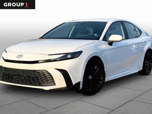 Used 2025 Toyota Camry SE FWD image 1