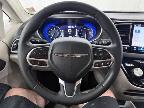 Used 2023 Chrysler Pacifica Touring-L FWD image 21