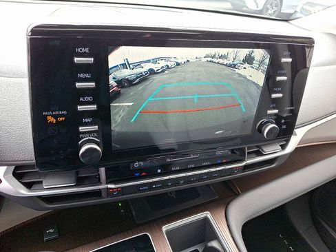 Used 2023 Toyota Sienna XLE image 19