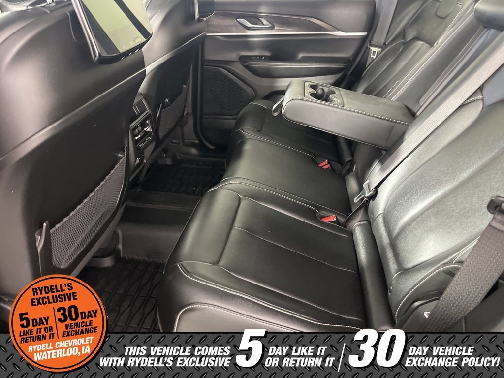 Used 2023 Jeep Grand Cherokee Limited w/ Luxury Tech Group II AWD/4WD image 16