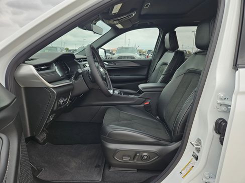 New 2025 Jeep Grand Cherokee Altitude image 9