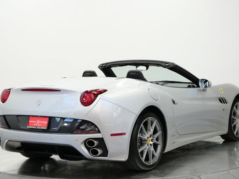 Used 2011 Ferrari California RWD image 9