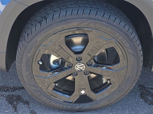 New 2025 Volkswagen Taos SEL image 13