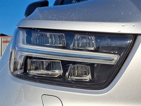 Used 2019 Volvo XC40 T5 R-Design image 9