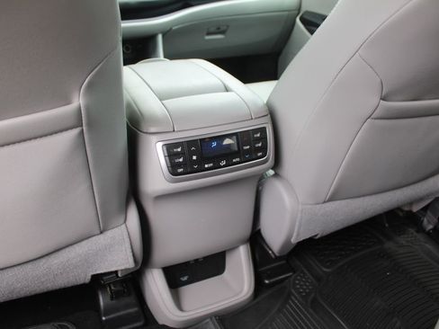 Used 2019 Toyota Highlander Limited Platinum FWD image 26