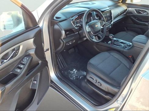 Used 2023 Chevrolet Traverse LT w/ Rear Camera Mirror Package image 10