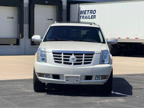 Used 2011 Cadillac Escalade ESV Luxury AWD/4WD image 2