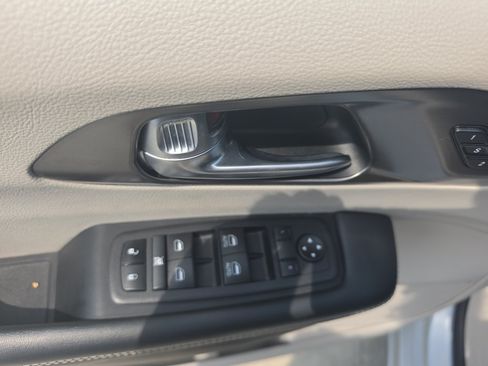 Used 2024 Chrysler Pacifica Touring-L FWD image 19