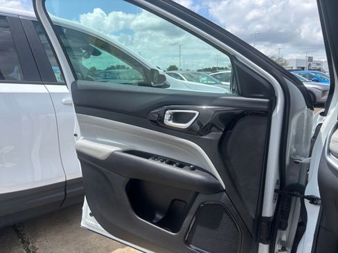 Used 2025 Jeep Compass Limited AWD/4WD image 18