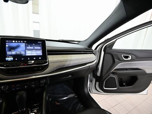 Used 2024 Jeep Compass Latitude image 28