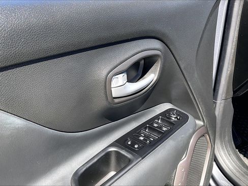 Used 2023 Jeep Renegade Latitude w/ Premium Group AWD/4WD image 31