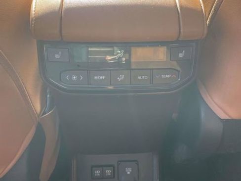Used 2021 Toyota Highlander Platinum FWD image 21