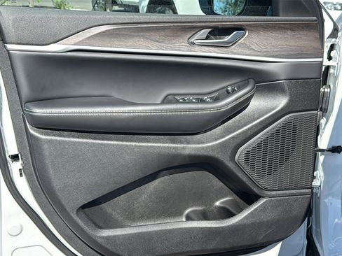 New 2026 Jeep Grand Cherokee Altitude AWD/4WD image 11