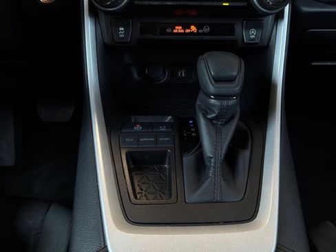 Used 2025 Toyota RAV4 XLE FWD image 23