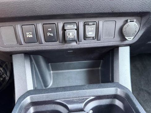 Used 2018 Toyota Tacoma SR5 RWD image 24