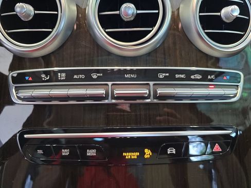 Used 2021 Mercedes-Benz GLC 300 4MATIC image 23