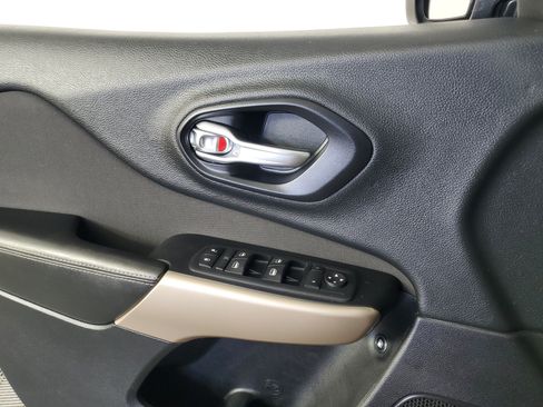 Used 2017 Jeep Cherokee Sport FWD image 26
