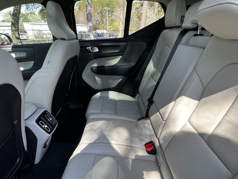 Used 2023 Volvo XC40 B5 Plus image 30