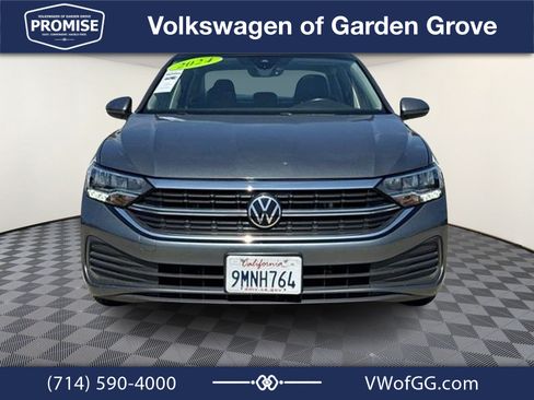 Used 2024 Volkswagen Jetta SE FWD image 3