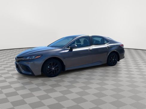Used 2023 Toyota Camry SE FWD image 3