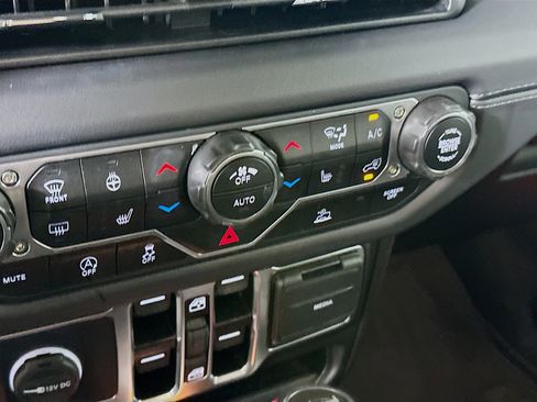Used 2025 Jeep Wrangler Unlimited Sahara AWD/4WD image 23
