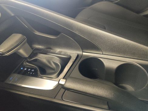 Used 2025 Hyundai Elantra SE FWD image 26