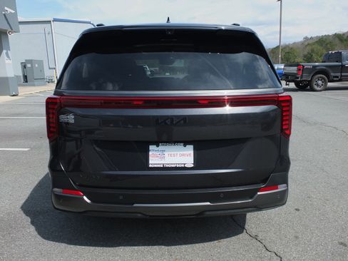 Used 2025 Kia Carnival SX Prestige image 4