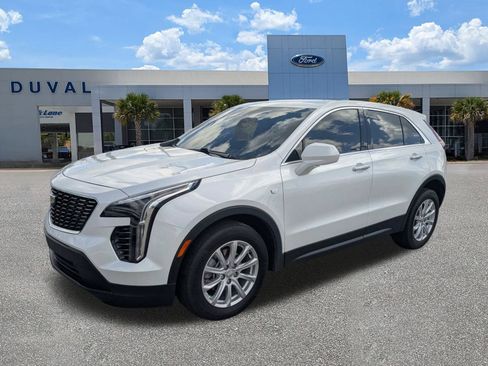 Used 2023 Cadillac XT4 Luxury w/ Cold Weather Package FWD image 8